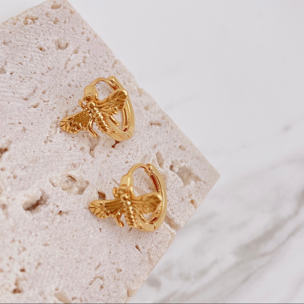 18K gold plated dainty queen been earring huggies